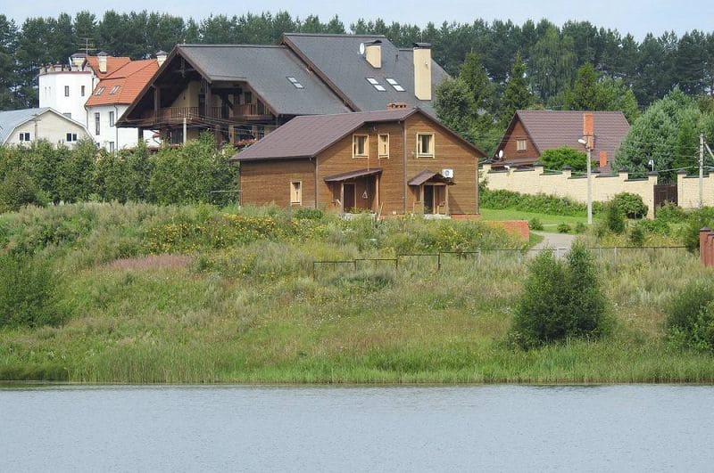 Дома с видом на озеро